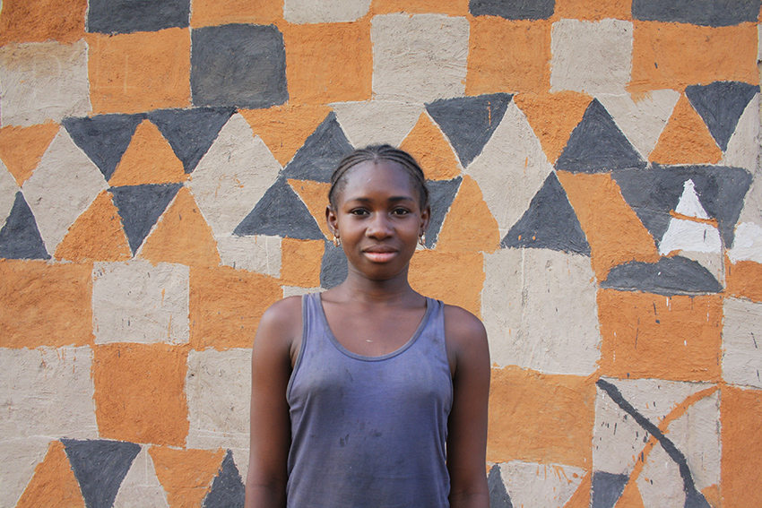 Traditionally, women paint their house | Photo: Julie Dupas